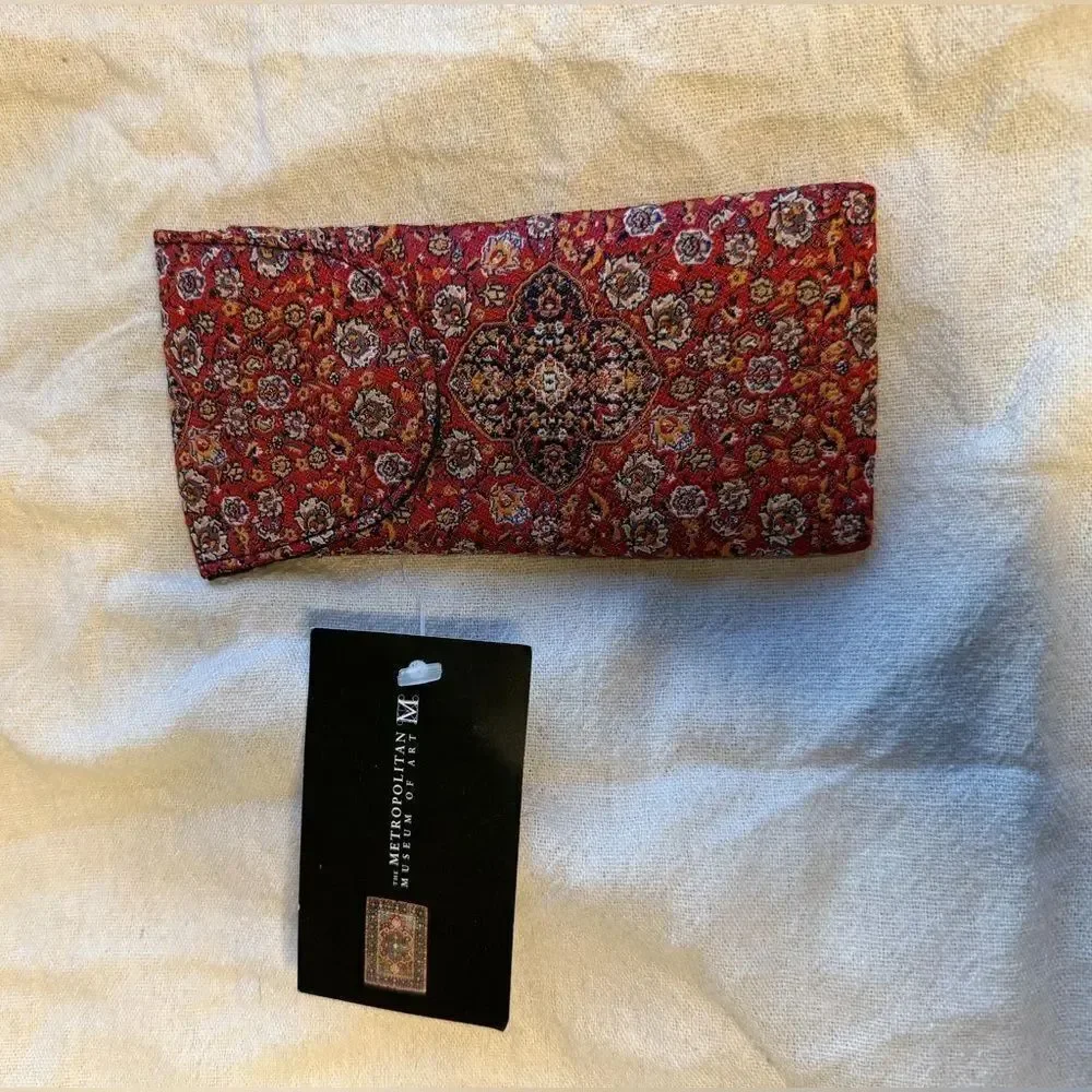 New with Tags MET Museum Kashan Carpet Themed Accessory